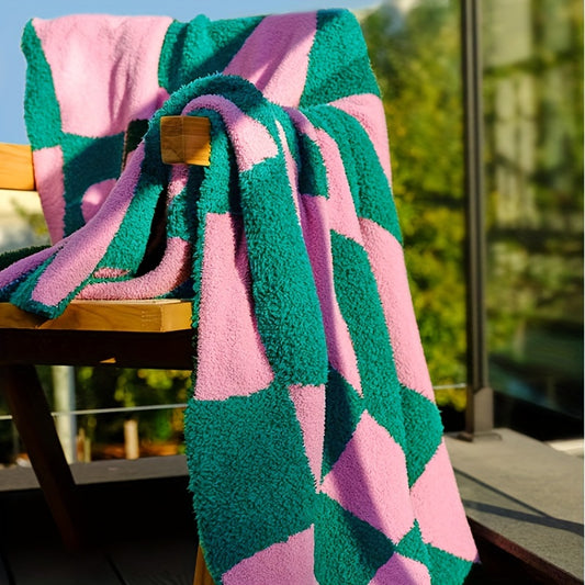 Cozy Geometric Fleece Throw Blanket - Soft & Warm for All Seasons